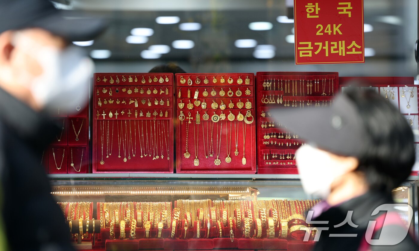 본문 이미지 - 18일 한국금거래소에 따르면 순금&#40;24K&#41; 가격은 1돈&#40;3.75g&#41;당 82만8000원&#40;-1.57%&#41;으로 전 거래일 보다 1만3000원 내렸다. 매입가는 72만원&#40;-1.39%&#41;으로 전 거래일 대비 1만원 하락했다. 사진은 이날 서울 종로구 한 금은방에 금제품들이 진열돼 있는 모습. 2025.11.18/뉴스1 ⓒ News1 이호윤 기자