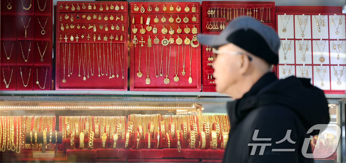 (서울=뉴스1) 이호윤 기자 = 18일 한국금거래소에 따르면 순금(24K) 가격은 1돈(3.75g)당 82만8000원(-1.57%)으로 전 거래일 보다 1만3000원 내렸다. 매입 …