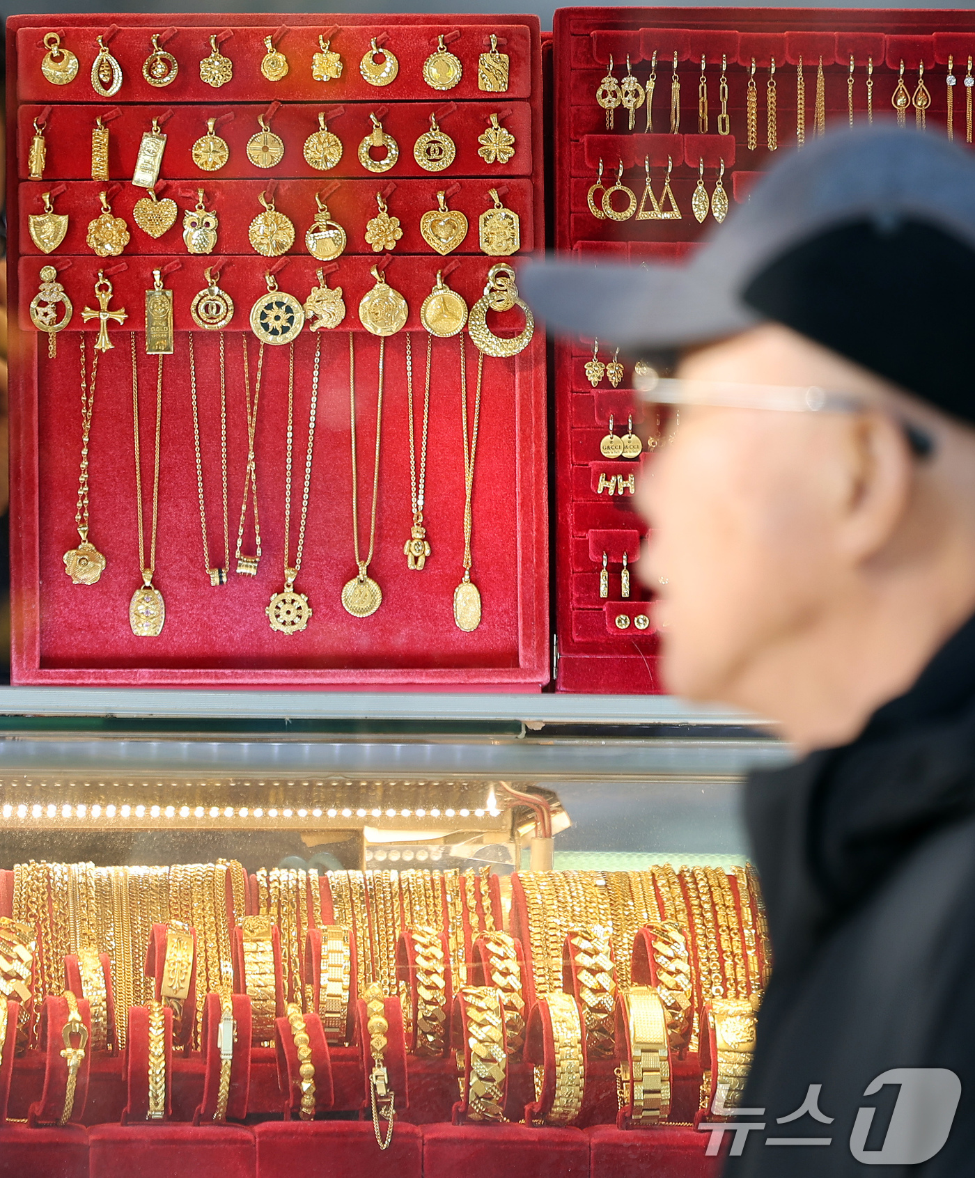 (서울=뉴스1) 이호윤 기자 = 18일 한국금거래소에 따르면 순금(24K) 가격은 1돈(3.75g)당 82만8000원(-1.57%)으로 전 거래일 보다 1만3000원 내렸다. 매입 …
