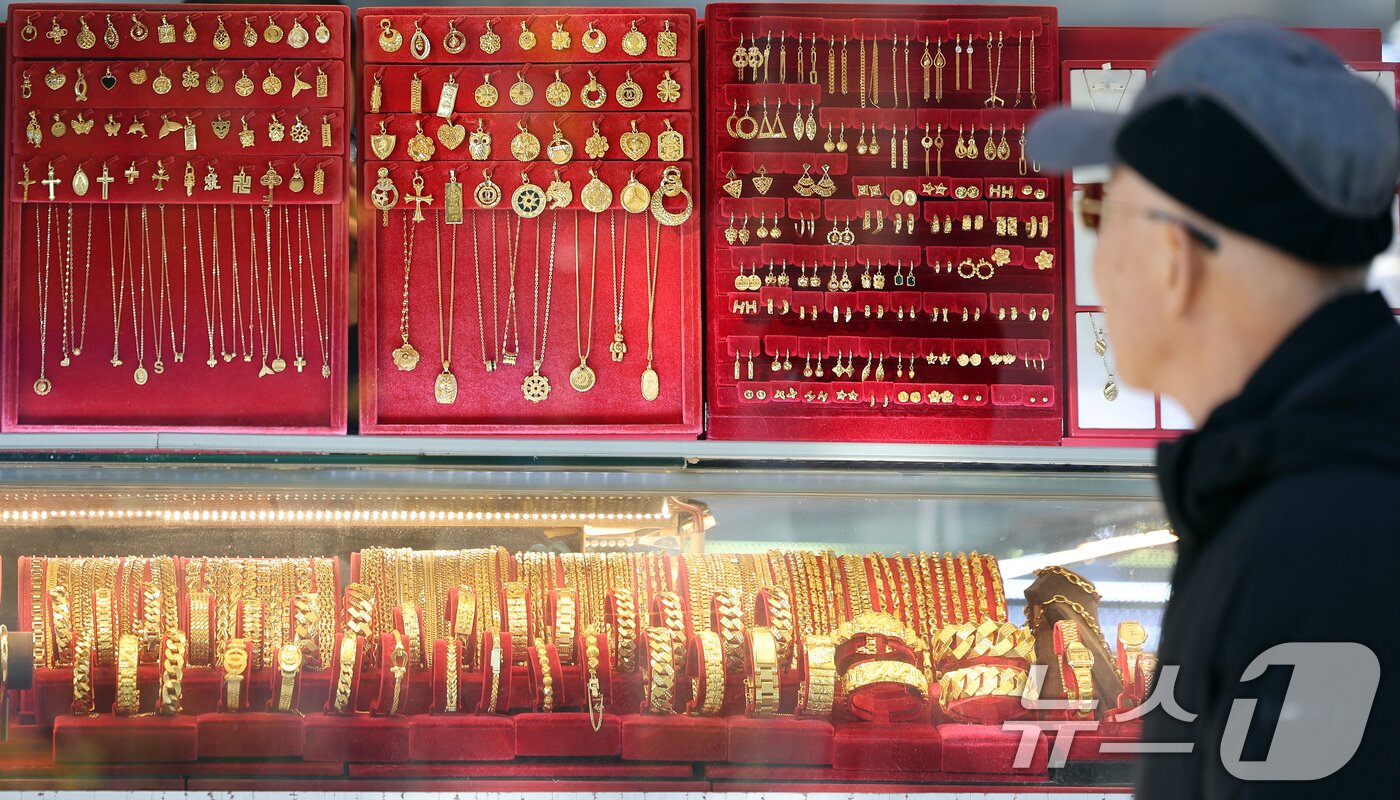 본문 이미지 - 18일 한국금거래소에 따르면 순금&#40;24K&#41; 가격은 1돈&#40;3.75g&#41;당 82만8000원&#40;-1.57%&#41;으로 전 거래일 보다 1만3000원 내렸다. 2025.11.18/뉴스1 ⓒ News1 이호윤 기자