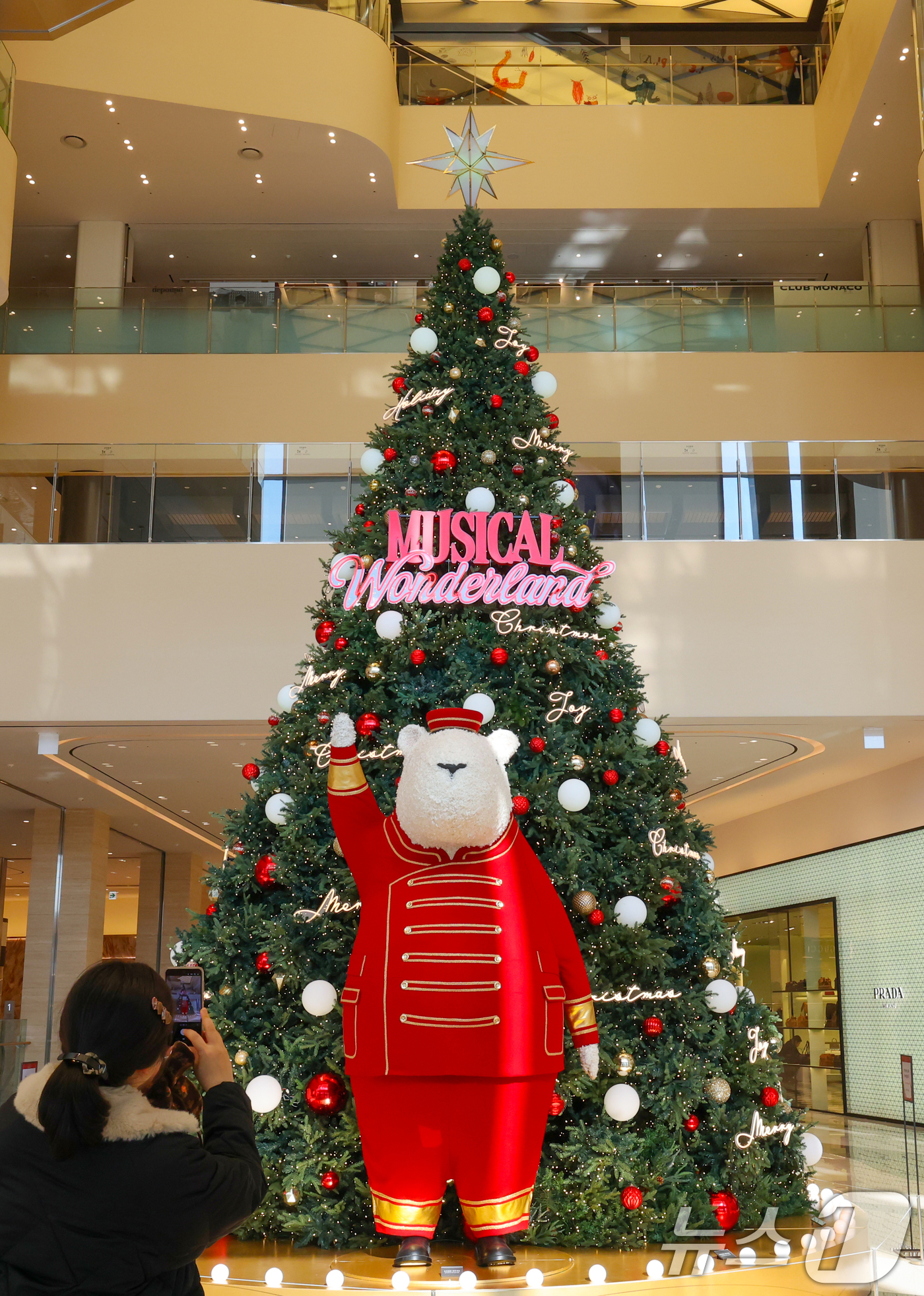 (대전=뉴스1) 김기태 기자 = 18일 대전 유성구 대전신세계 Art&Science 1층에 대형 크리스마스 트리가 설치돼 눈길을 끌고 있다.이날 대전신세계 Art&Science는 …