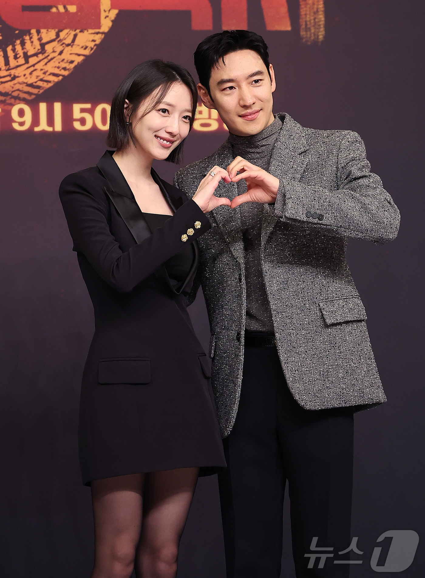 (서울=뉴스1) 김진환 기자 = 배우 표예진과 이제훈이 18일 오후 서울 양천구 목동 SBS에서 열린 SBS ‘모범택시 시즌3’ 제작발표회에 참석해 포즈를 취하고 있다.오는 21일 …