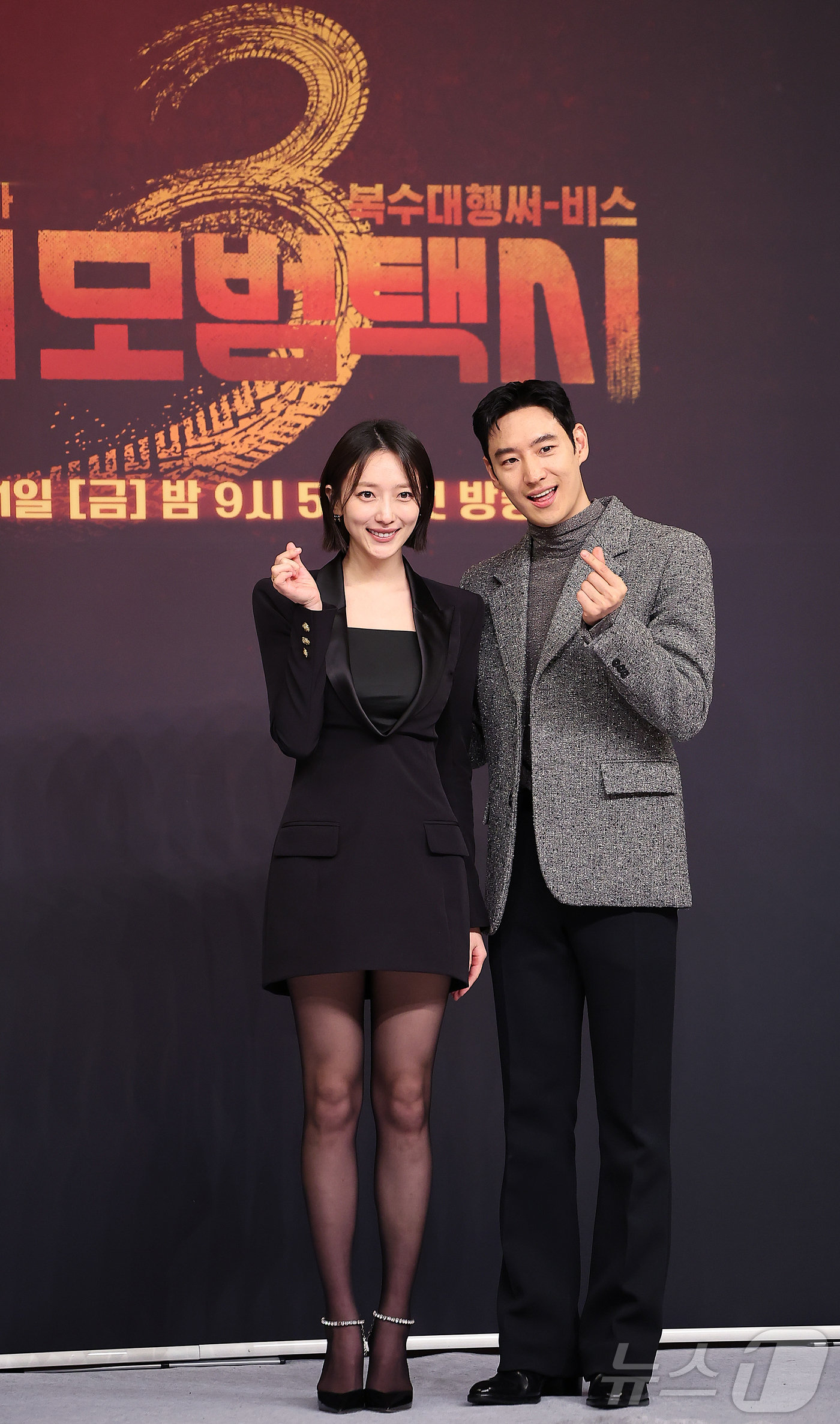 (서울=뉴스1) 김진환 기자 = 배우 표예진과 이제훈이 18일 오후 서울 양천구 목동 SBS에서 열린 SBS ‘모범택시 시즌3’ 제작발표회에 참석해 포즈를 취하고 있다.오는 21일 …