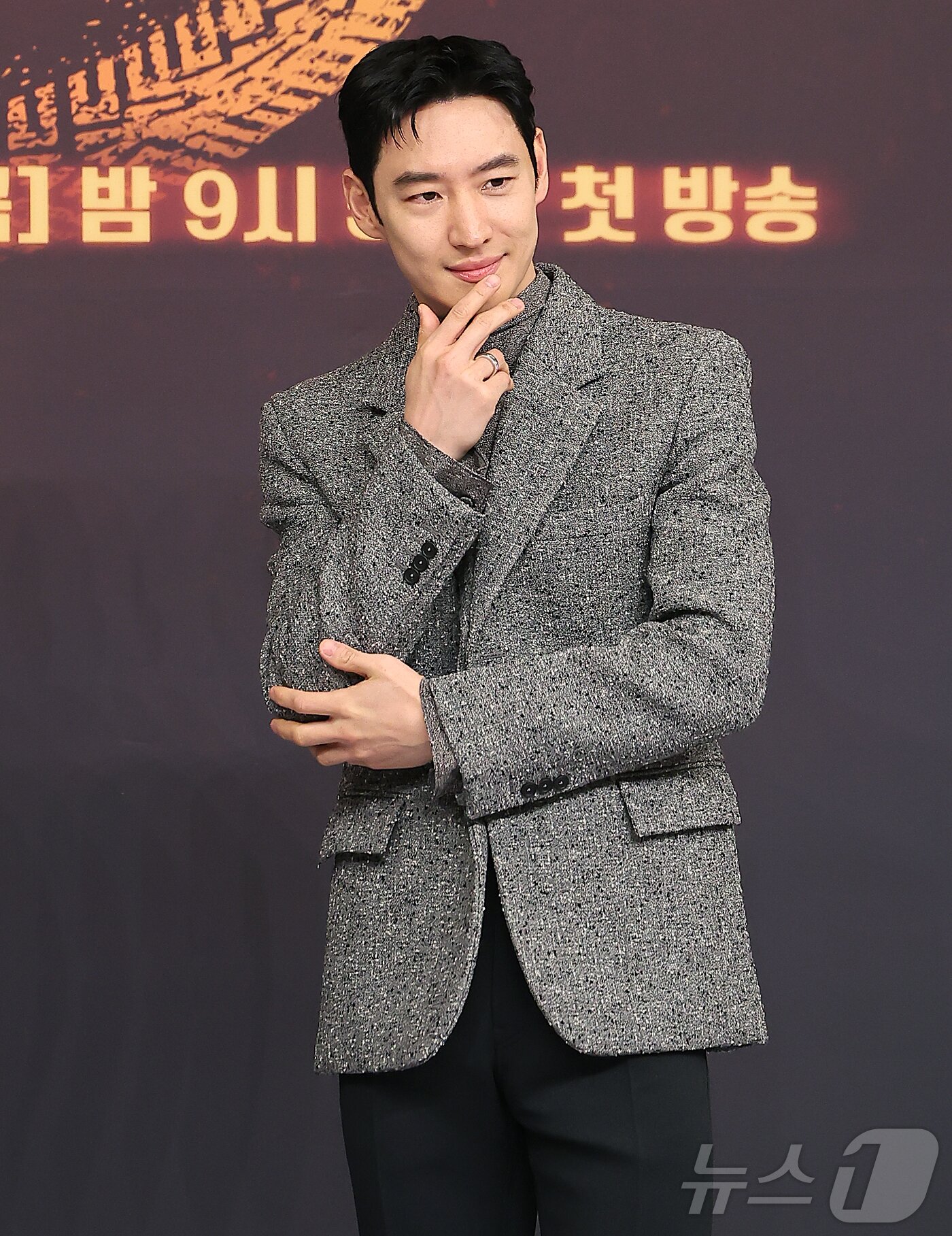 본문 이미지 - 배우 이제훈이 18일 오후 서울 양천구 목동 SBS에서 열린 SBS ‘모범택시 시즌3’ 제작발표회에 참석해 포즈를 취하고 있다. 오는 21일 첫 방송되는 ‘모범택시3’는 모범택시 기사 김도기&#40;이제훈&#41;가 억울한 피해자를 대신해 택시회사 ‘무지개 운수’ 멤버들과 복수를 완성하는 사적 복수 대행극이다. 실제 범죄 사건을 모티프로 삼아 통쾌한 전개를 선사하며 ‘사이다 드라마’라는 반응을 얻은 작품으로, 인기에 힘입어 세 번째 시즌까지 이어지게 됐다. 2025.11.18/뉴스1 ⓒ News1 김진환 기자