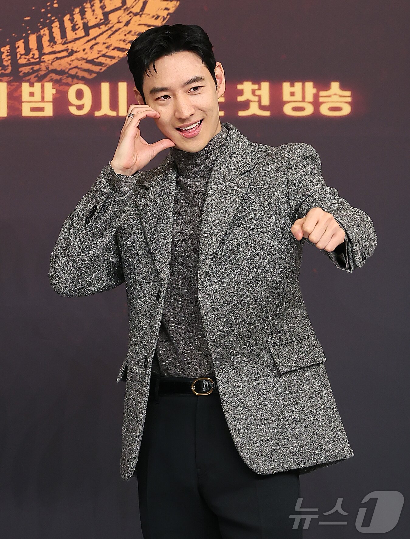 본문 이미지 - 배우 이제훈이 18일 오후 서울 양천구 목동 SBS에서 열린 SBS ‘모범택시 시즌3’ 제작발표회에 참석해 포즈를 취하고 있다. 오는 21일 첫 방송되는 ‘모범택시3’는 모범택시 기사 김도기&#40;이제훈&#41;가 억울한 피해자를 대신해 택시회사 ‘무지개 운수’ 멤버들과 복수를 완성하는 사적 복수 대행극이다. 실제 범죄 사건을 모티프로 삼아 통쾌한 전개를 선사하며 ‘사이다 드라마’라는 반응을 얻은 작품으로, 인기에 힘입어 세 번째 시즌까지 이어지게 됐다. 2025.11.18/뉴스1 ⓒ News1 김진환 기자