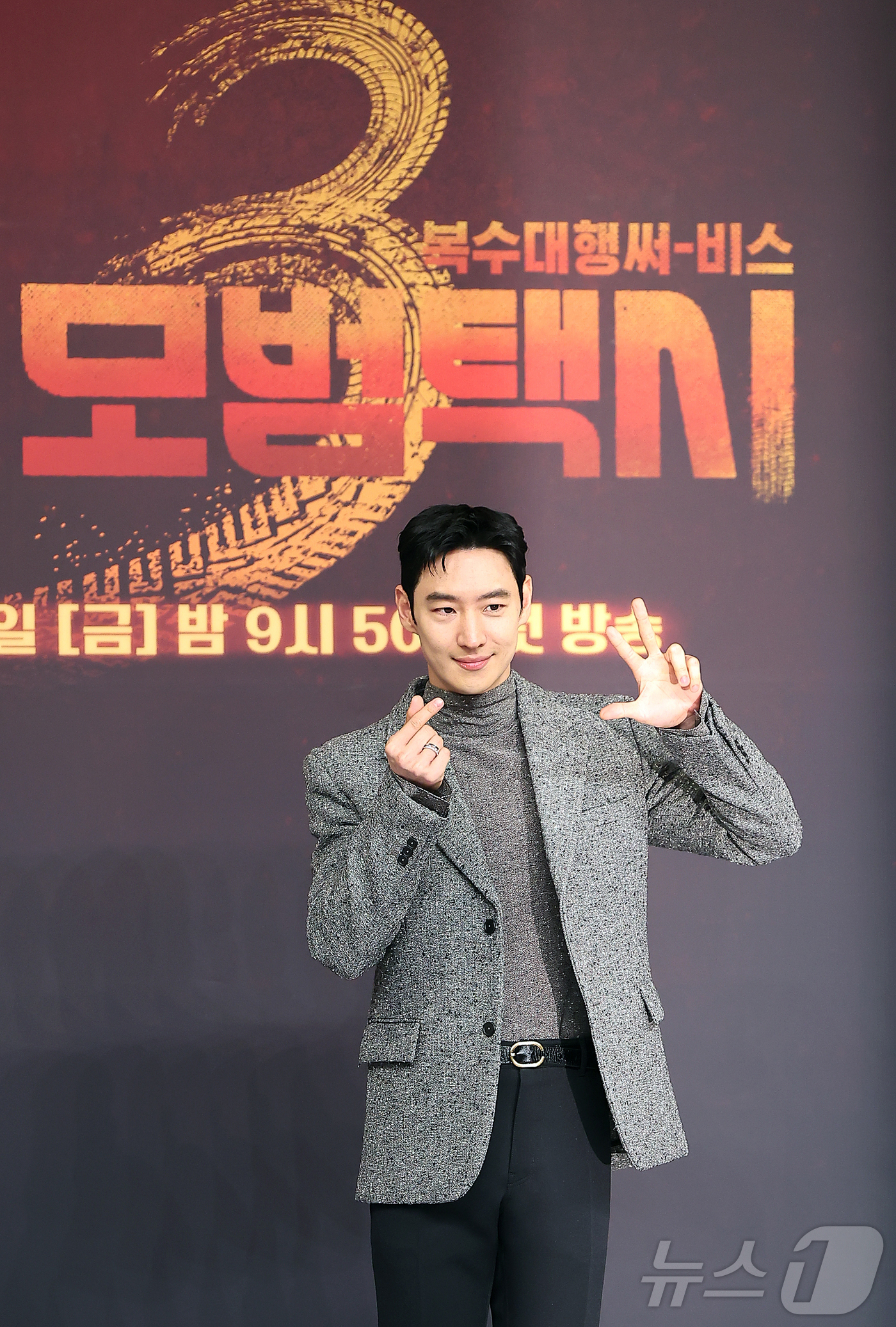 (서울=뉴스1) 김진환 기자 = 배우 이제훈이 18일 오후 서울 양천구 목동 SBS에서 열린 SBS ‘모범택시 시즌3’ 제작발표회에 참석해 포즈를 취하고 있다.오는 21일 첫 방송 …