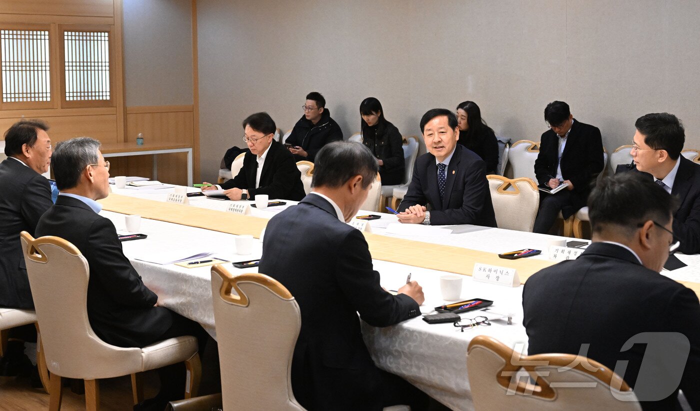 본문 이미지 - 구윤철 부총리 겸 기획재정부 장관이 18일 서울 종로구 정부서울청사에서 열린 &#39;주요 수출기업간담회&#39;에서 모두발언을 하고 있다. &#40;기획재정부 제공. 재판매 및 DB 금지&#41; 2025.11.18/뉴스1 ⓒ News1 청사사진기자단