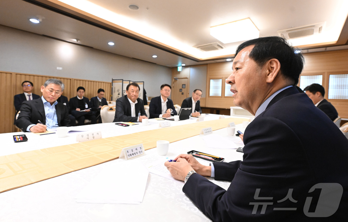 (서울=뉴스1) 청사사진기자단 = 구윤철 부총리 겸 기획재정부 장관이 18일 서울 종로구 정부서울청사에서 열린 '주요 수출기업간담회'에서 모두발언을 하고 있다. (기획재정부 제공. …