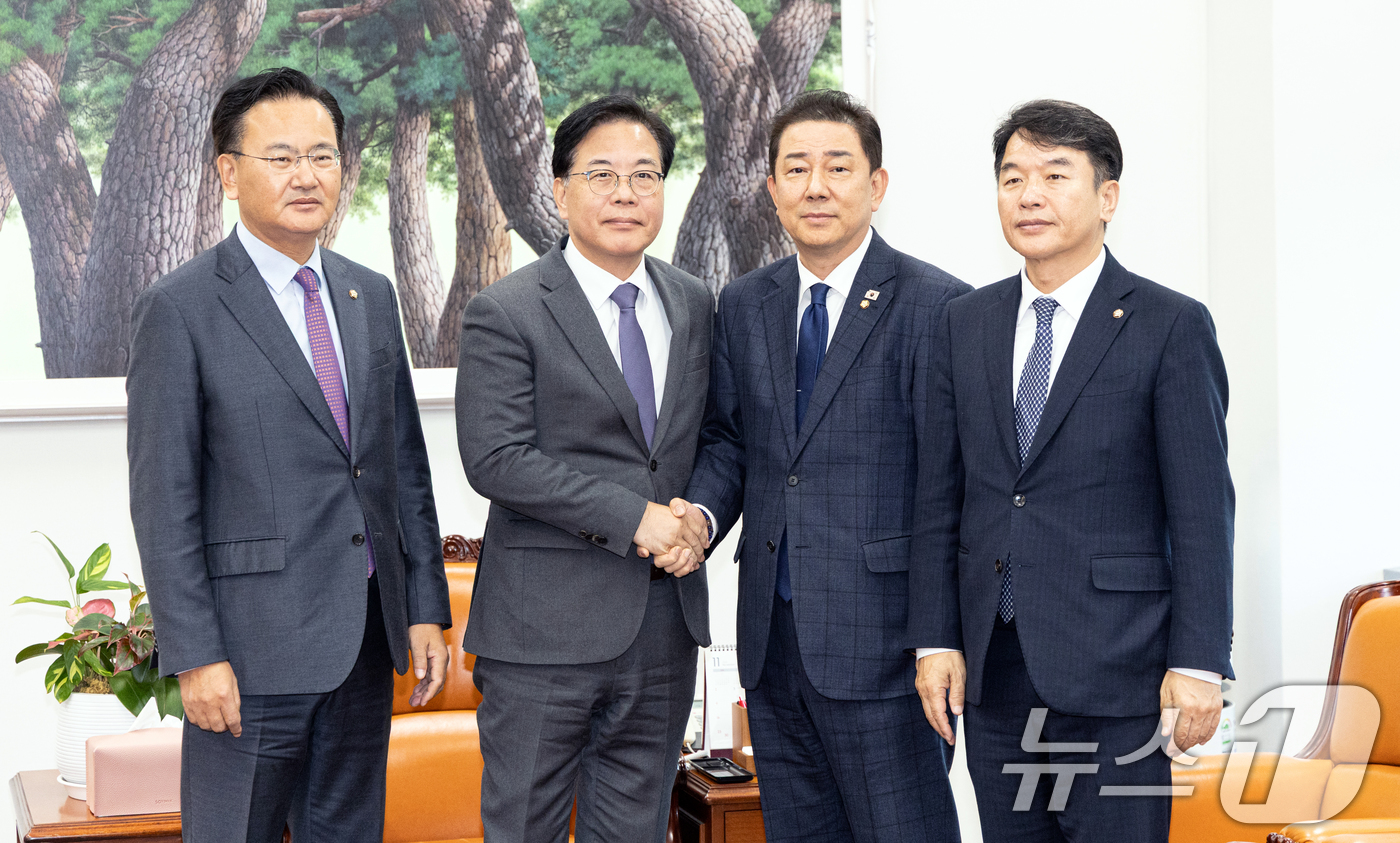 (서울=뉴스1) 이승배 기자 = 김병기 더불어민주당 원내대표, 문진석 원내운영수석부대표, 송언석 국민의힘 원내대표, 유상범 원내운영수석부대표가 18일 서울 여의도 국회 운영위원장실 …