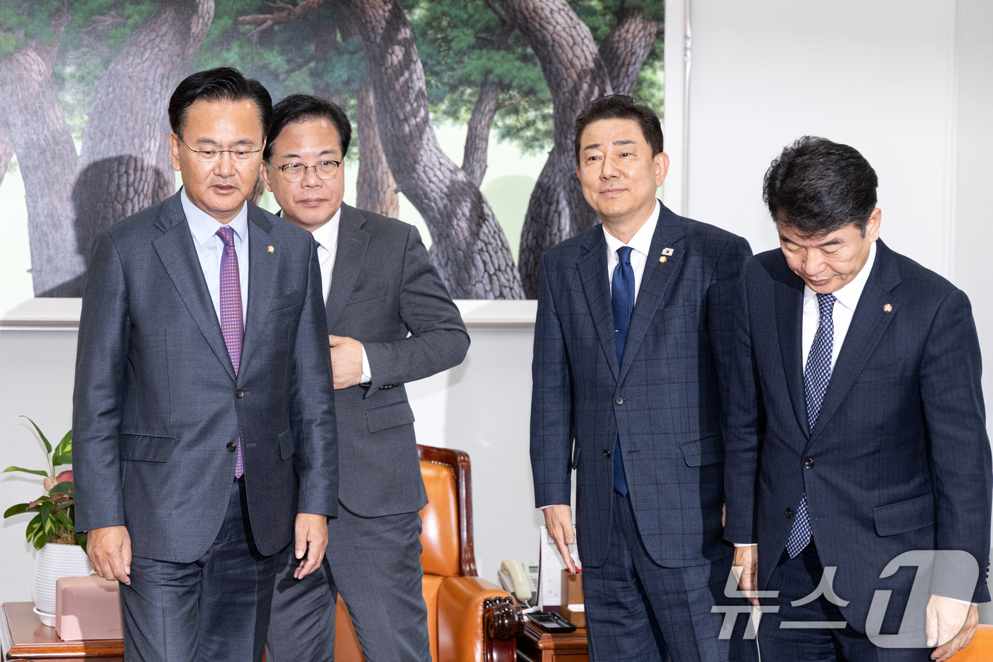 (서울=뉴스1) 이승배 기자 = 김병기 더불어민주당 원내대표, 문진석 원내운영수석부대표, 송언석 국민의힘 원내대표, 유상범 원내운영수석부대표가 18일 서울 여의도 국회 운영위원장실 …