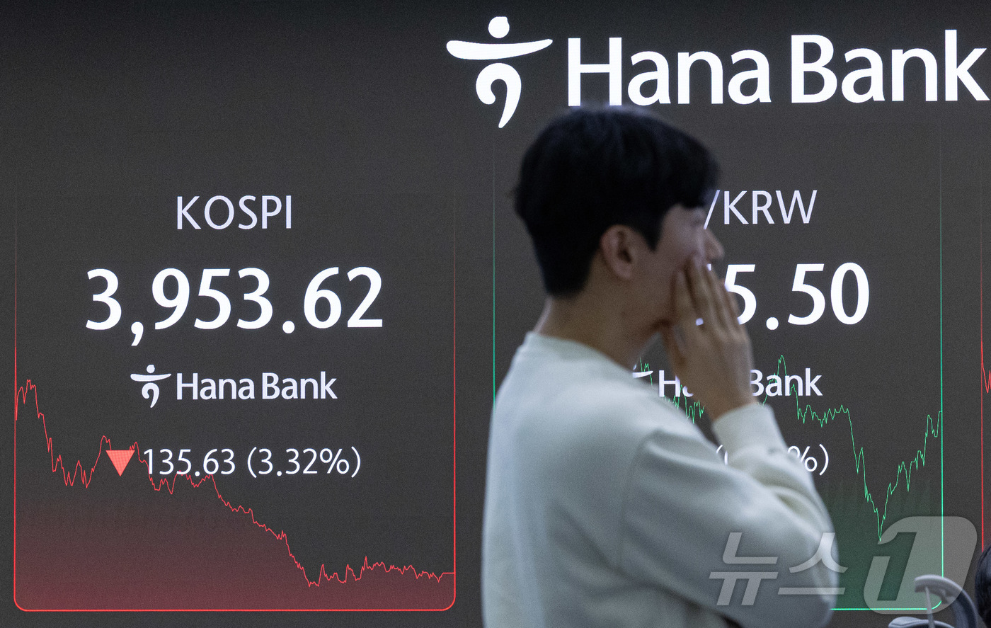 (서울=뉴스1) 이재명 기자 = 18일 오후 서울 중구 하나은행 본점 딜링룸 전광판에 증시 종가가 표시되고 있다.이날 코스피 지수는 전 거래일 대비 135.63p(3.32%) 하락 …