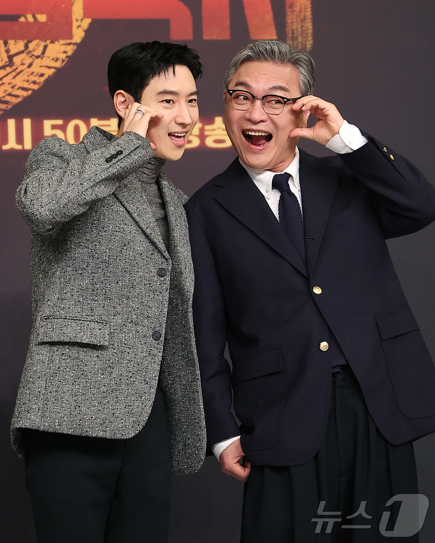 (서울=뉴스1) 김진환 기자 = 배우 이제훈과 김의성이 18일 오후 서울 양천구 목동 SBS에서 열린 SBS ‘모범택시 시즌3’ 제작발표회에 참석해 포즈를 취하고 있다.오는 21일 …