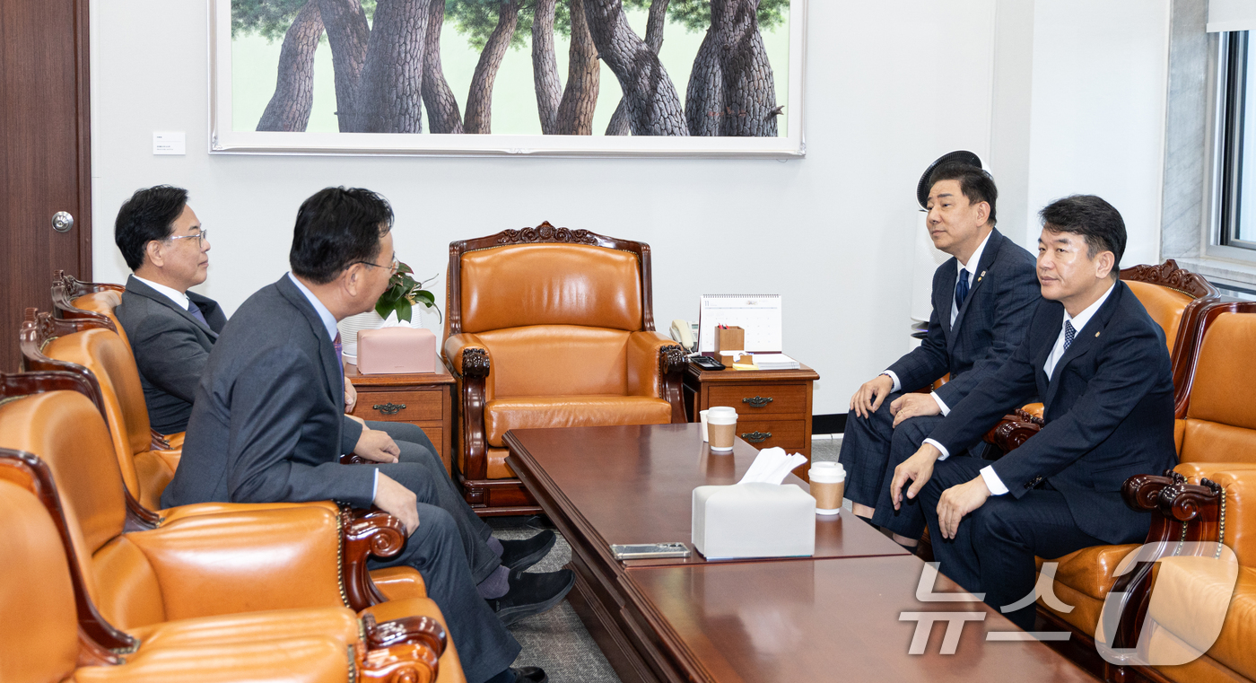 (서울=뉴스1) 이승배 기자 = 김병기 더불어민주당 원내대표, 문진석 원내운영수석부대표, 송언석 국민의힘 원내대표, 유상범 원내운영수석부대표가 18일 서울 여의도 국회 운영위원장실 …