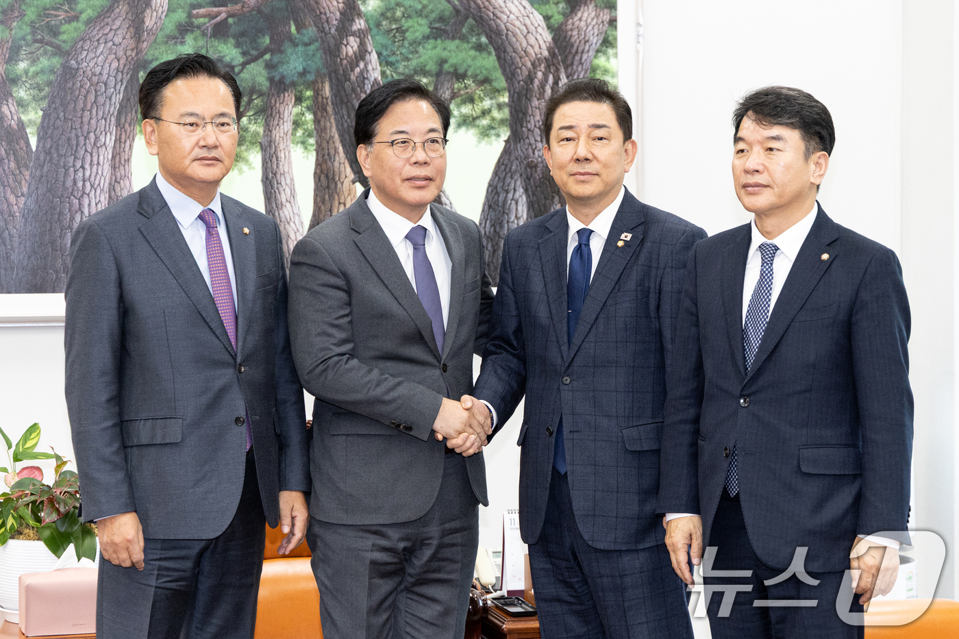 (서울=뉴스1) 이승배 기자 = 김병기 더불어민주당 원내대표, 문진석 원내운영수석부대표, 송언석 국민의힘 원내대표, 유상범 원내운영수석부대표가 18일 서울 여의도 국회 운영위원장실 …