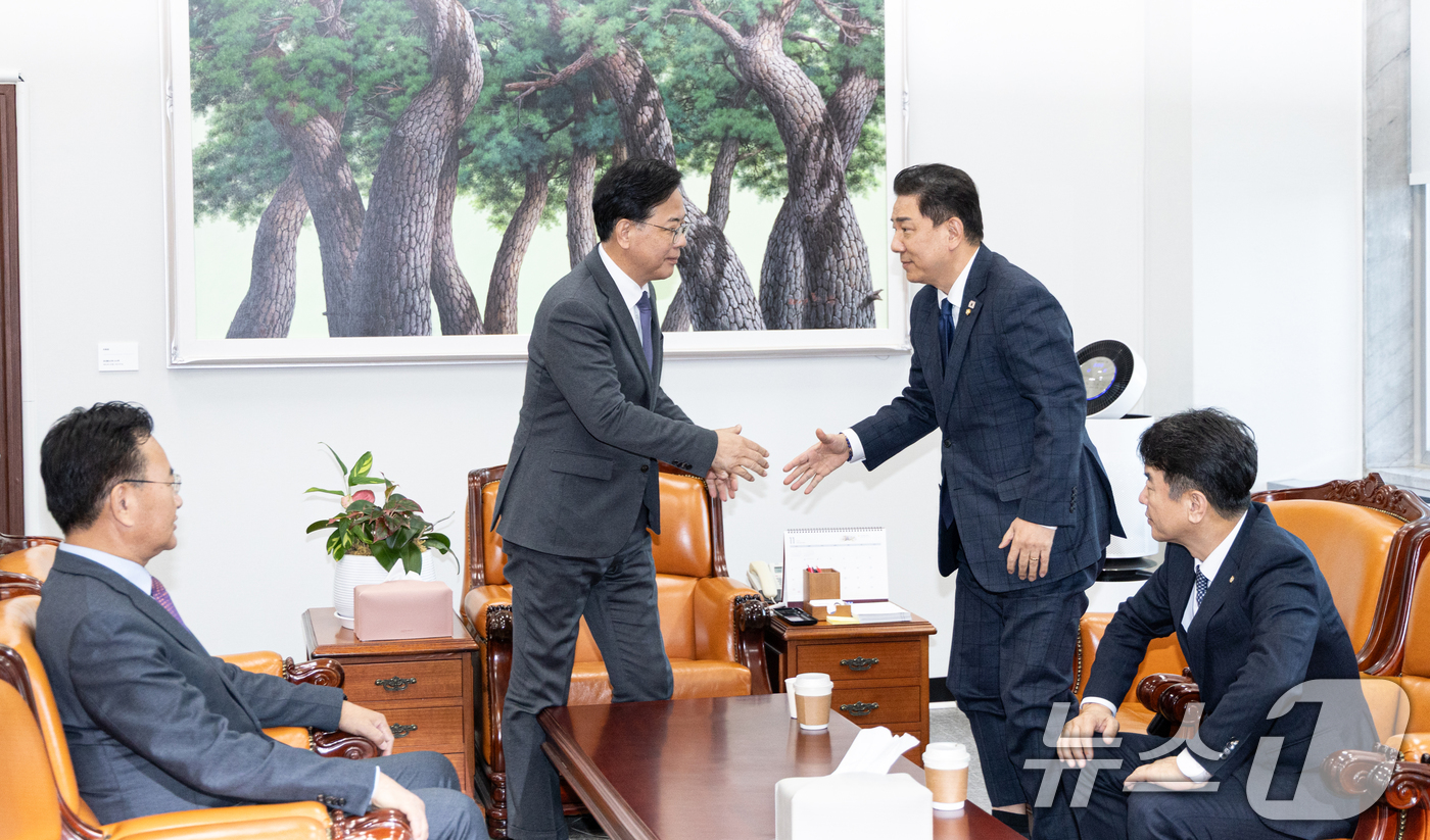 (서울=뉴스1) 이승배 기자 = 김병기 더불어민주당 원내대표와 송언석 국민의힘 원내대표가 18일 서울 여의도 국회 운영위원장실에서 대장동 사건 항소 포기 국정조사와 관련한 협상 전 …