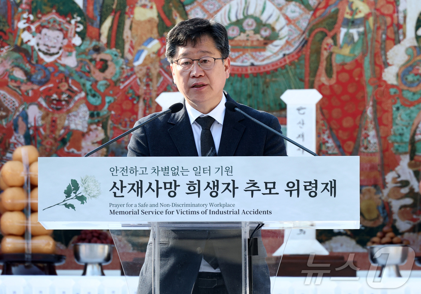 (서울=뉴스1) 청사사진기자단 = 안호영 국회 기후에너지환경노동위원장이 18일 오후 서울 종로구 조계사에서 열린 산재사망 희생자 추모 위령재에서 추모사를 하고 있다. 2025.11 …