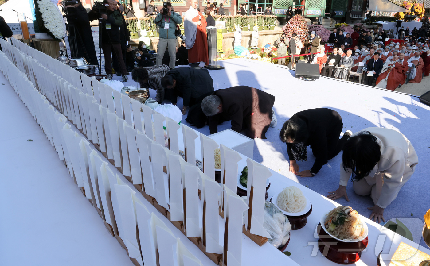 (서울=뉴스1) 청사사진기자단 = 18일 오후 서울 종로구 조계사에서 열린 산재사망 희생자 추모 위령재에서 유가족들이 헌향·헌다를 마치고 큰절을 하고 있다. 2025.11.18 2 …