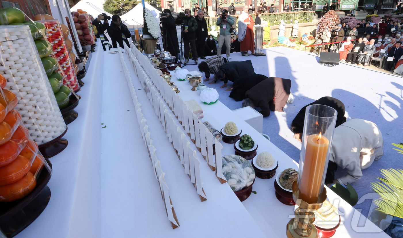 (서울=뉴스1) 청사사진기자단 = 18일 오후 서울 종로구 조계사에서 열린 산재사망 희생자 추모 위령재에서 유가족들이 헌향·헌다를 마치고 큰절을 하고 있다.  2025.11.18/ …