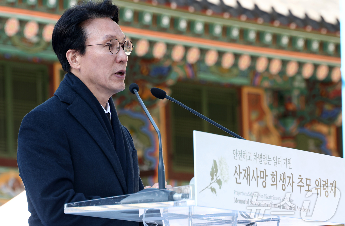 (서울=뉴스1) 청사사진기자단 = 김민석 국무총리가 18일 오후 서울 종로구 조계사에서 열린 산재사망 희생자 추모 위령재에서 추모사를 하고 있다. 2025.11.18/뉴스1
