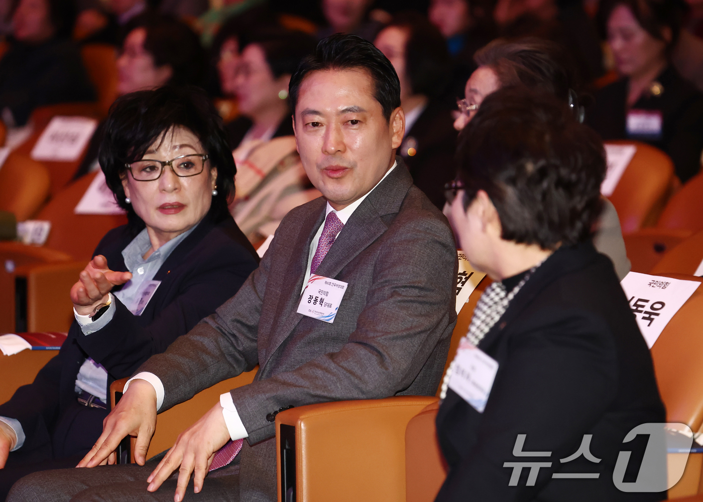 (서울=뉴스1) 김민지 기자 = 장동혁 국민의힘 대표가 18일 오후 서울 강남구 코엑스에서 열린 제60회 전국여성대회에서 허명 한국여성단체협의회장, 임이자 의원과 대화하고 있다. …