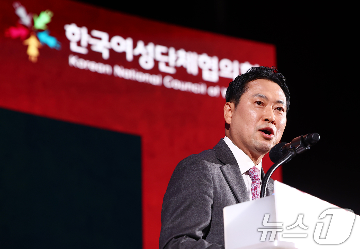 (서울=뉴스1) 김민지 기자 = 장동혁 국민의힘 대표가 18일 오후 서울 강남구 코엑스에서 열린 제60회 전국여성대회에서 축사를 하고 있다. 2025.11.18/뉴스1