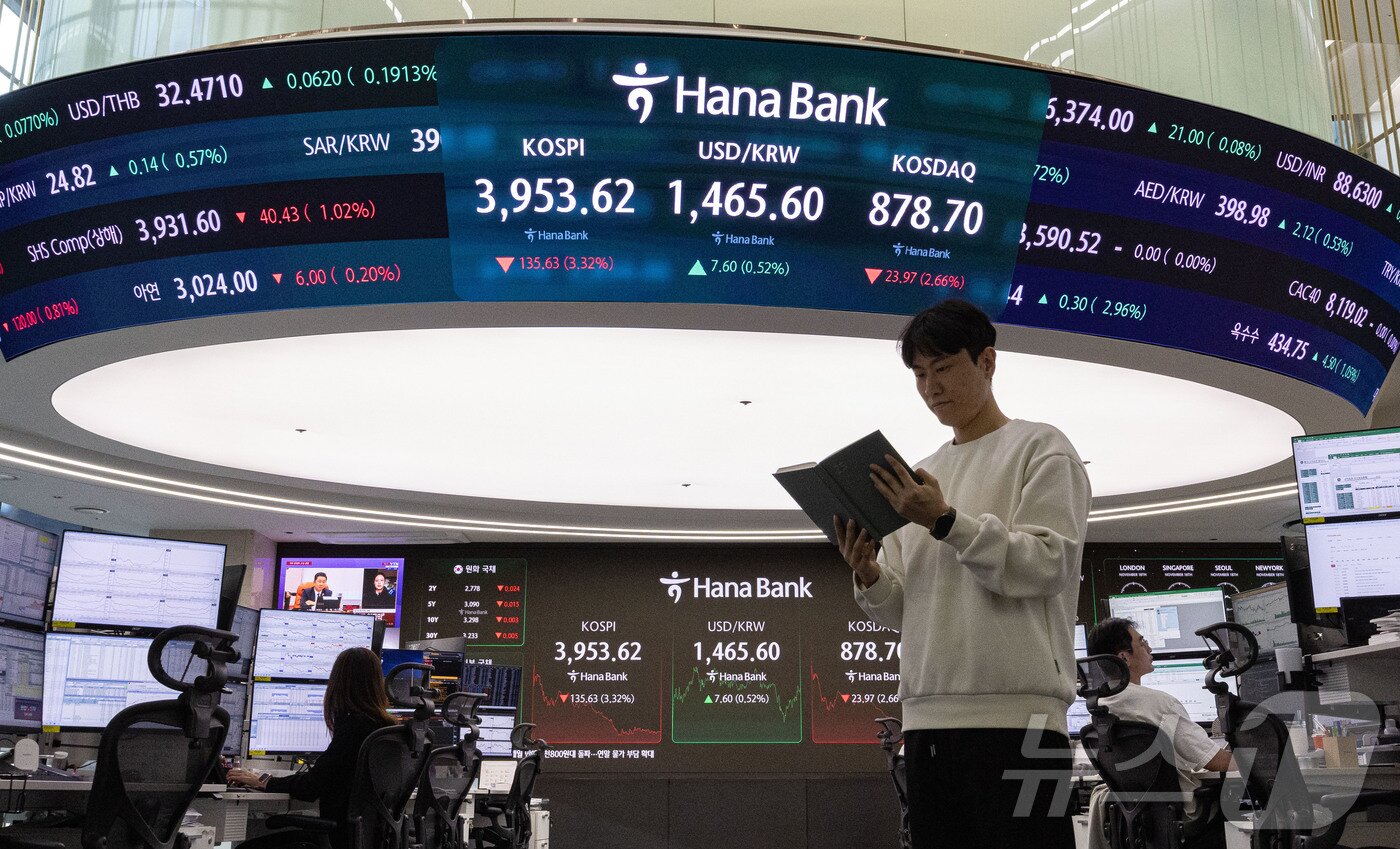 본문 이미지 - 18일 오후 서울 중구 하나은행 본점 딜링룸 전광판에 증시 종가가 표시되고 있다. 이날 코스피 지수는 전 거래일 대비 135.63p&#40;3.32%&#41; 하락한 3,953.62, 코스닥 지수는 23.97p&#40;2.66%&#41; 내린 878.70으로 장을 마감했다. 2025.11.18/뉴스1 ⓒ News1 이재명 기자