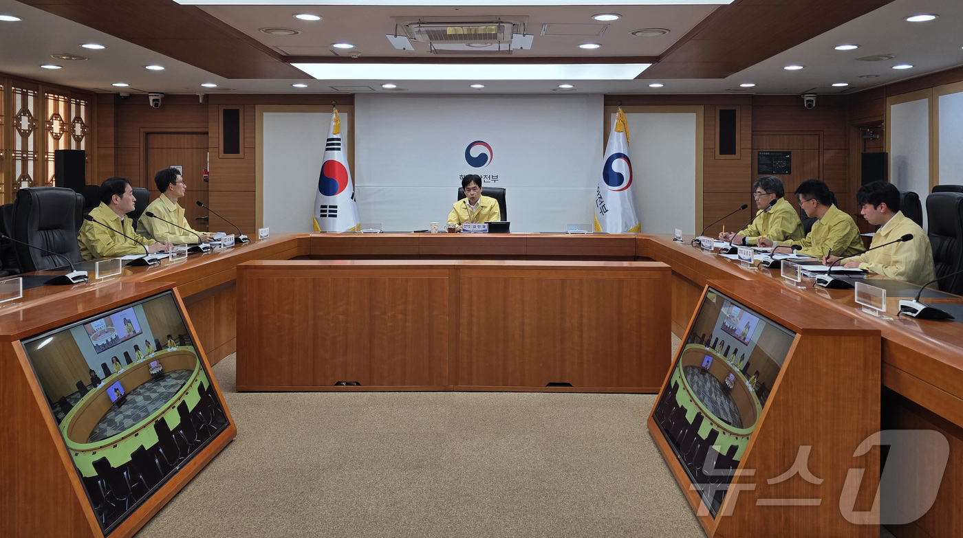 (서울=뉴스1) = 김민재 행정안전부 차관이 18일 오후 서울 종로구 정부서울청사에서 열린 ‘국가정보자원관리원 화재 관련 위기상황대응본부 2차 회의’에 참석해 회의를 주재하고 있다 …