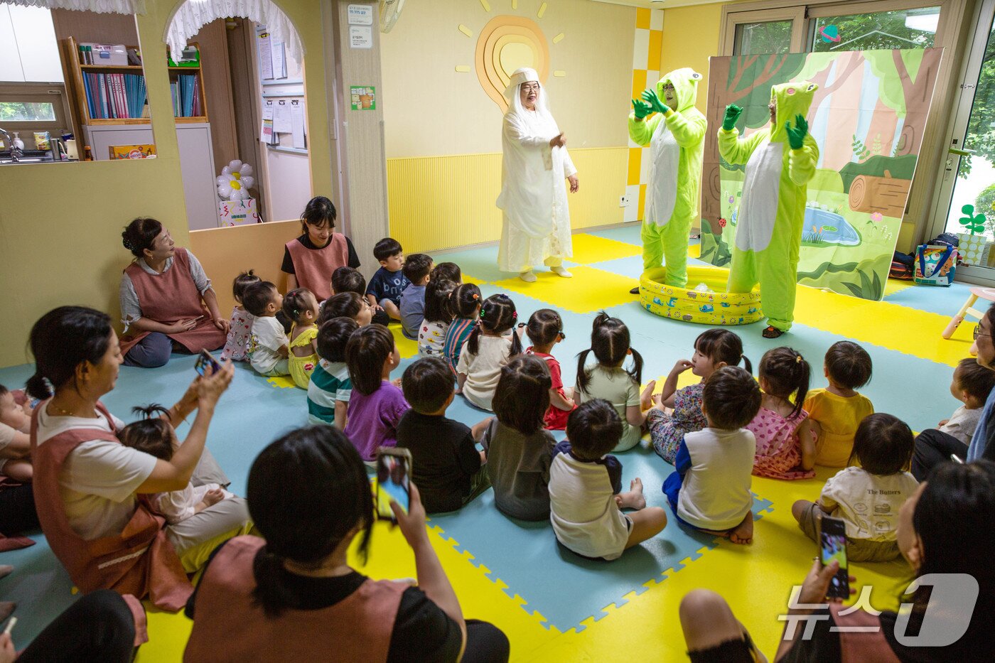 본문 이미지 -  전북지역 어르신들이 역량 활용&#40;보육·돌봄 등&#41; 노인일자리 사업에 참여하고 있다.&#40;전북도 제공. 재판매 및 DB금지&#41;/뉴스1 