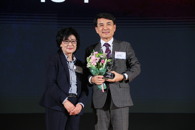 김진태 지사, 전국여성대회서 우수지방자치단체장상 수상