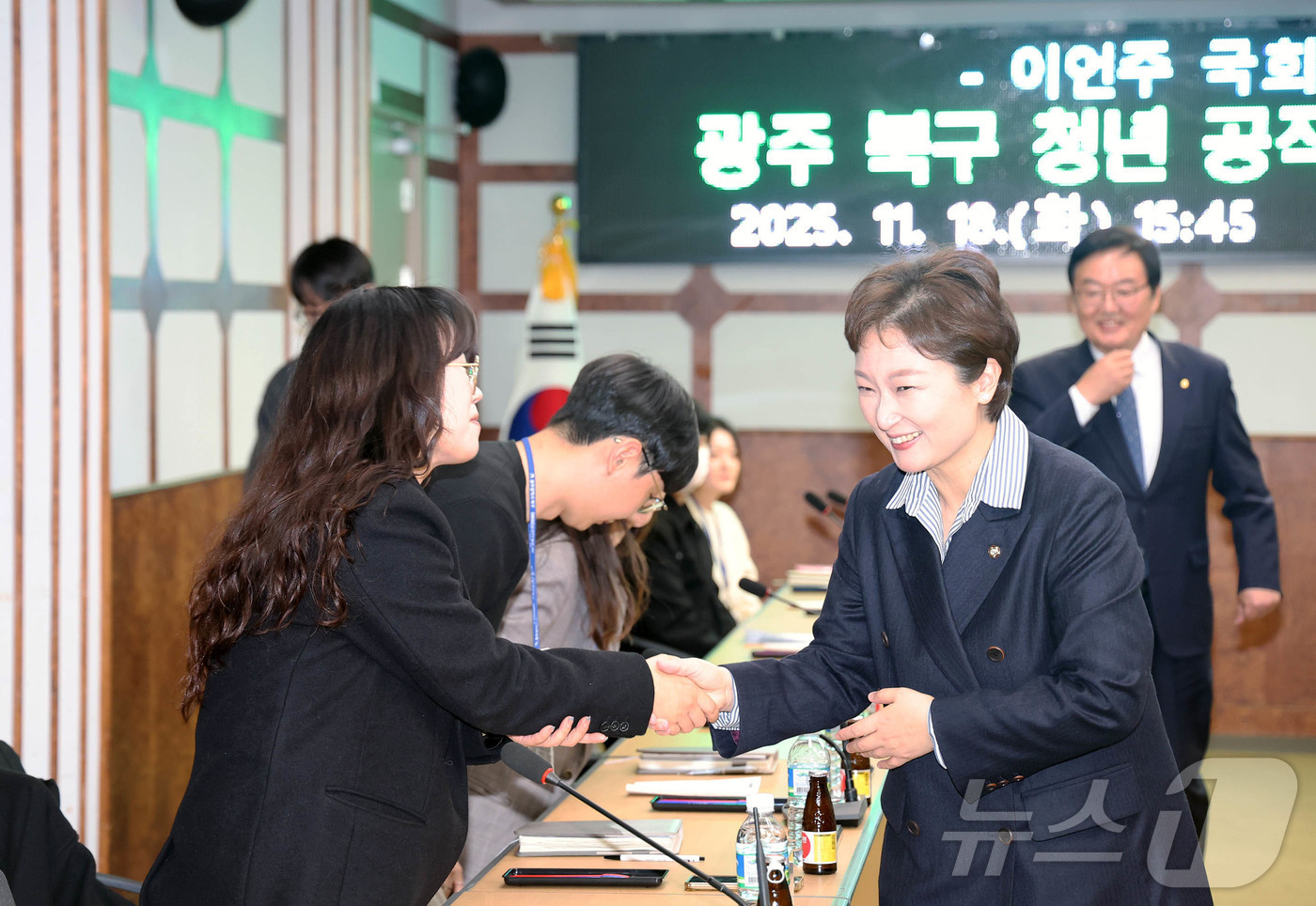 (광주=뉴스1) 박지현 기자 = 광주 북구는 18일 소회의실에서 이언주 더불어민주당 최고위원과 청년간부위원 등 관계 공무원들이 참석한 가운데 지역 전략산업 발전방안과 지역 정착 환 …