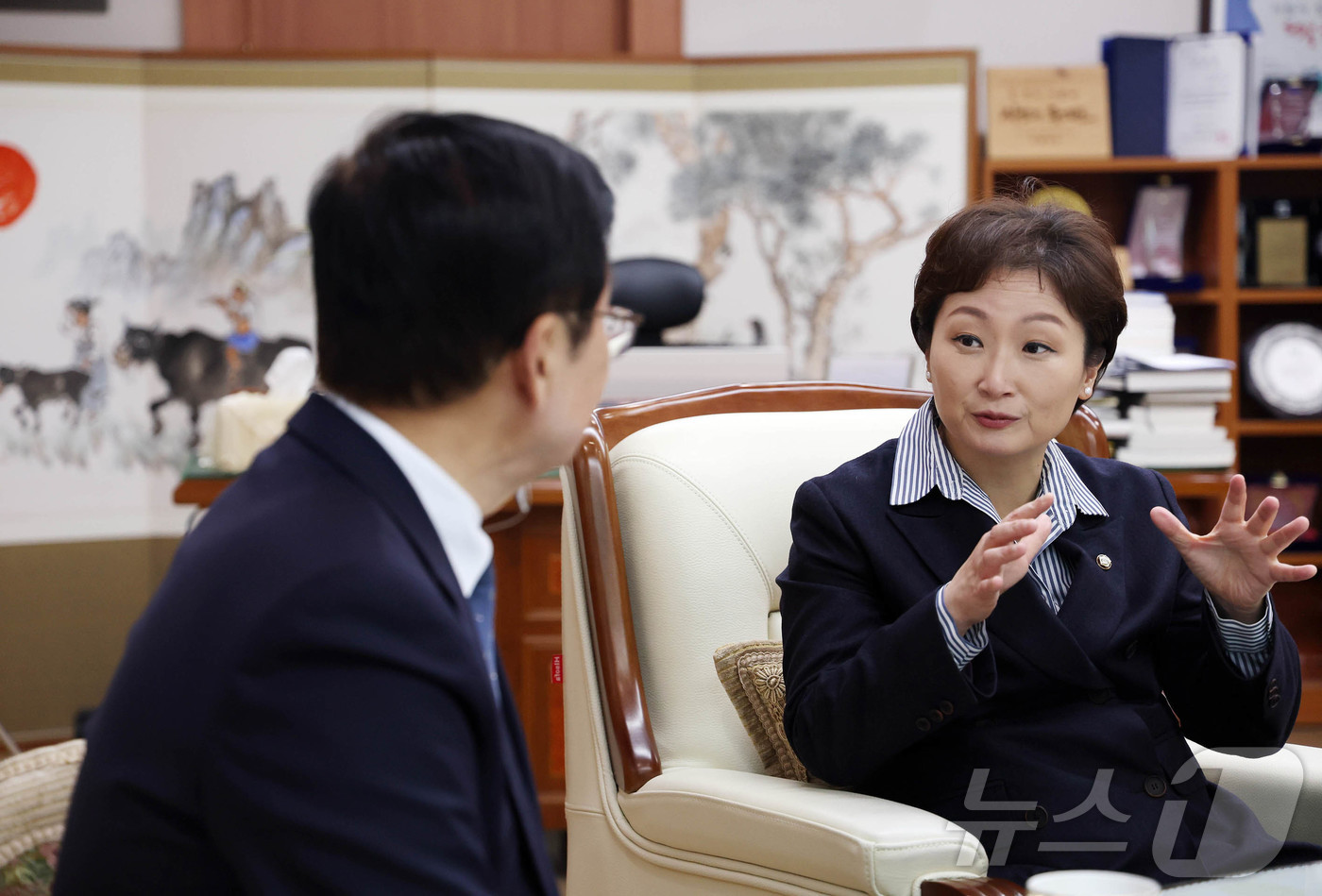 (광주=뉴스1) 박지현 기자 = 광주 북구는 18일 소회의실에서 이언주 더불어민주당 최고위원과 청년간부위원 등 관계 공무원들이 참석한 가운데 지역 전략산업 발전방안과 지역 정착 환 …