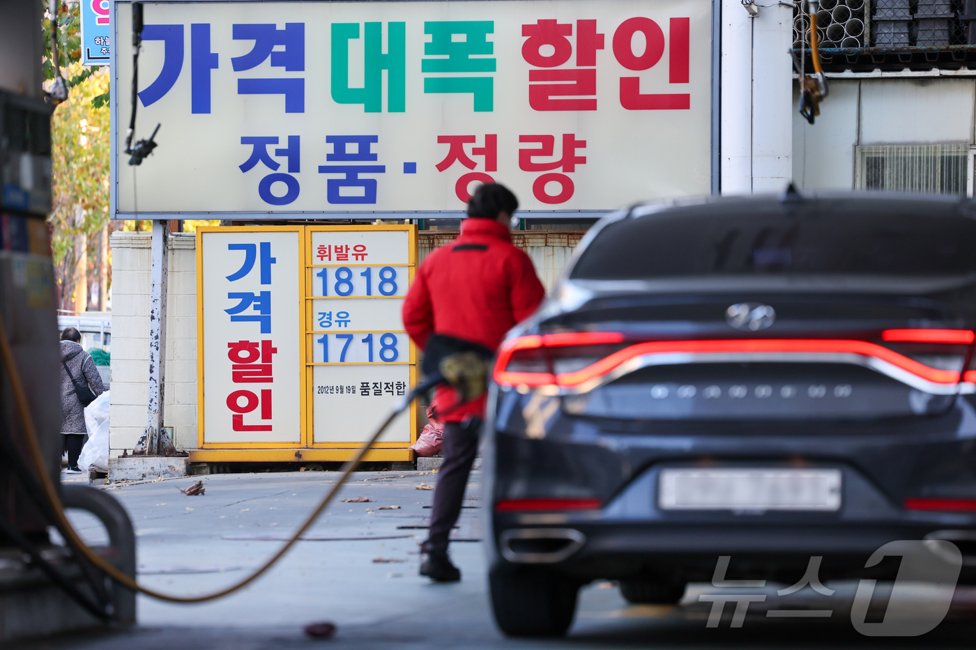 (서울=뉴스1) 안은나 기자 = 서울 휘발유 가격이 9개월여 만에 1800원대를 넘어선 18일 오후 서울 시내 주유소에 유가 정보가 표시돼 있다. 2025.11.18/뉴스1