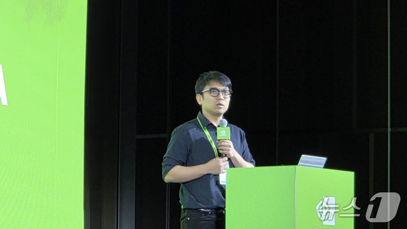 본문 이미지 - 정권우 네이버 클라우드 수석 ML 엔지니어&#40;기술 리더&#41;가 서울 강남구 코엑스에서 열린 엔비디아 AI 서울 데이에서 디지털 생태계 내 서비스 혁신과 성장을 위한 AI 에이전트 개발이란 주제로 발표하고 있다. 2025.11.18 뉴스1 ⓒ News1 김민석 기자