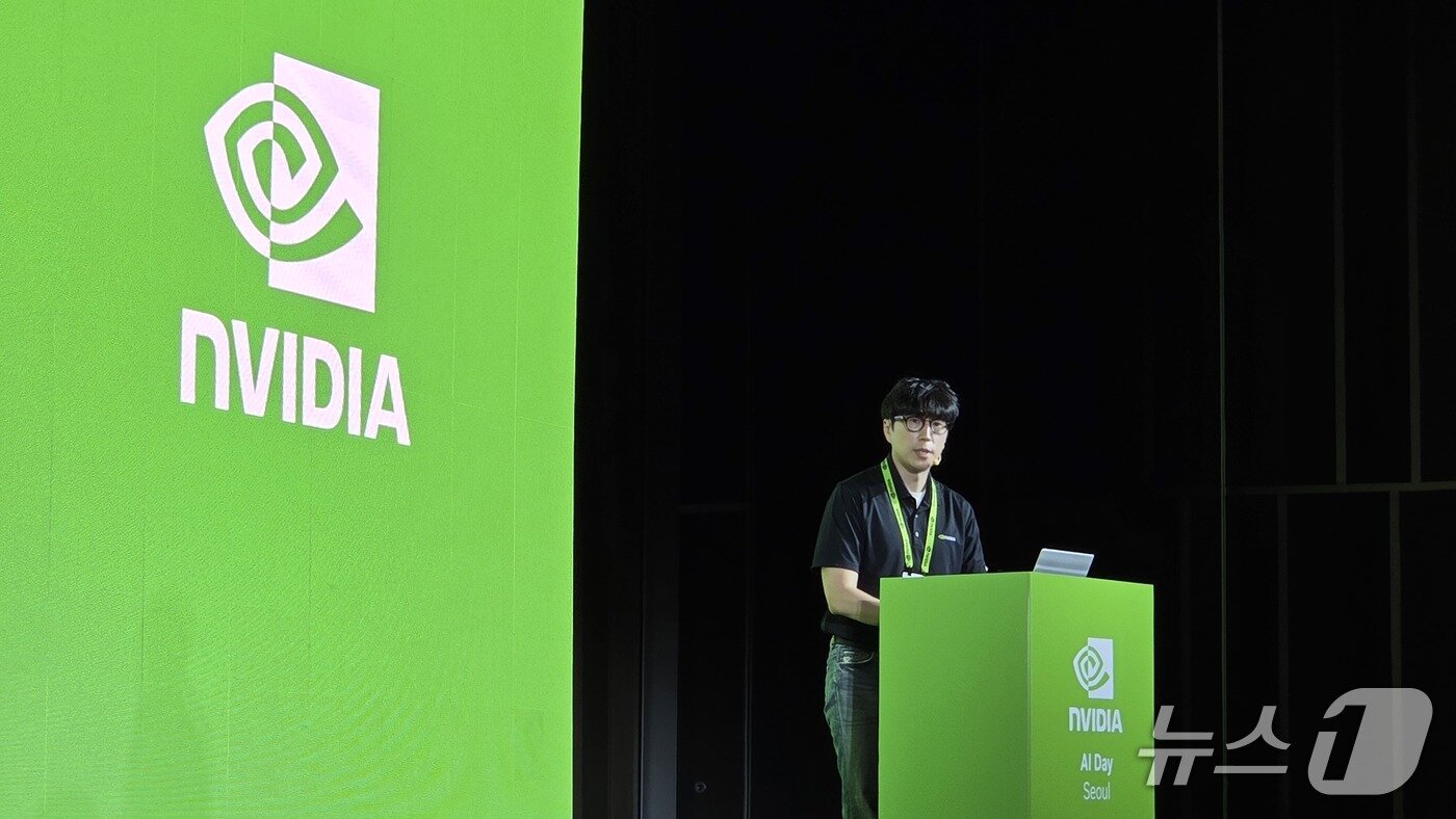본문 이미지 - 소우진 엔비디아 설루션 아키텍트가 서울 강남구 코엑스에서 열린 엔비디아 AI 서울 데이에서 발언하고 있다. 2025.11.18 뉴스1 ⓒ News1 김민석 기자