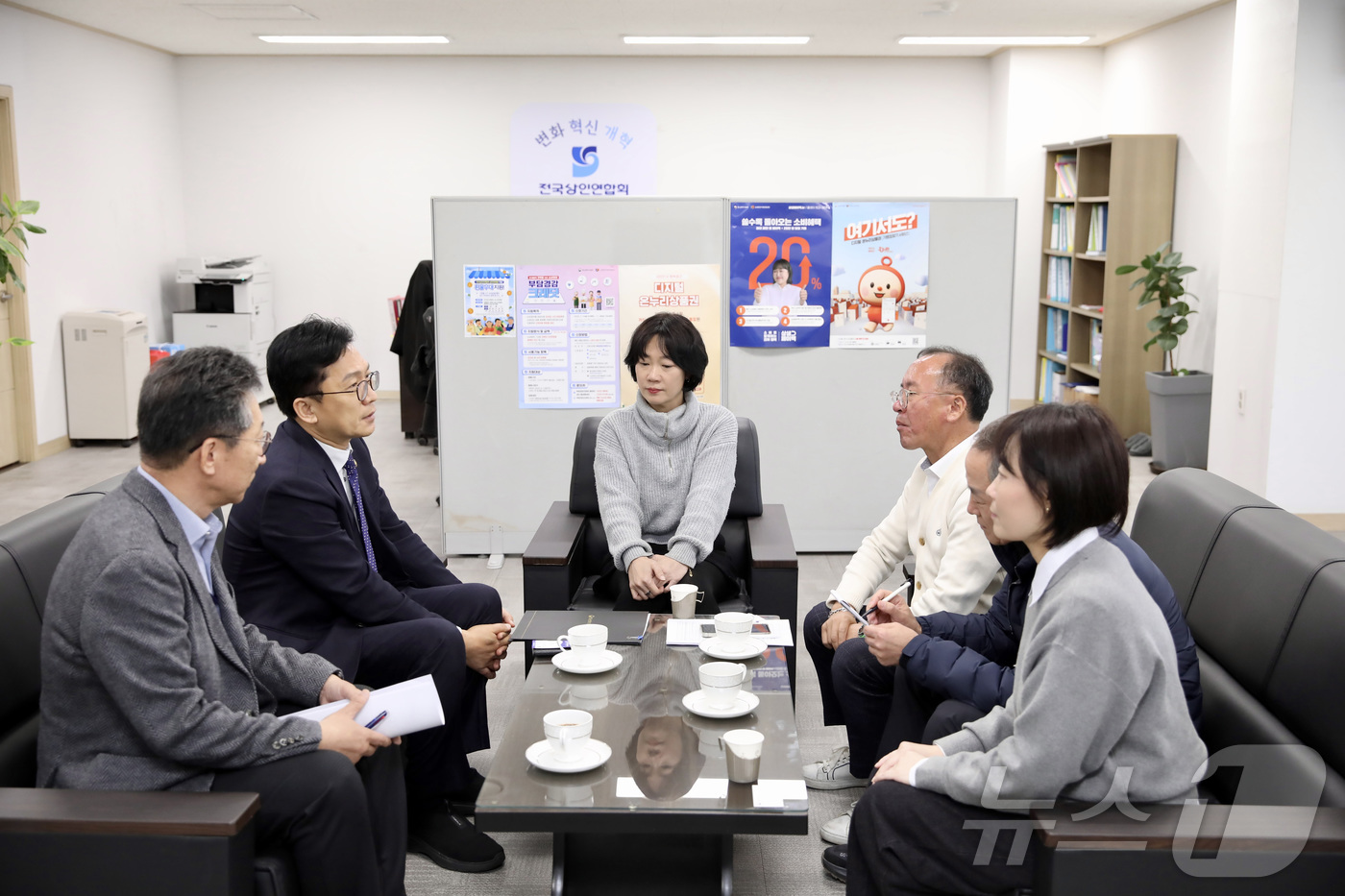 (서울=뉴스1) = 이병권 중소벤처기업부 제2차관이 18일 경기 수원 전국상인연합회를 방문해 관계자들과 전통시장 및 상점가 관련 정책 현안에 대해 논의하고 있다. (중소벤처기업부 …