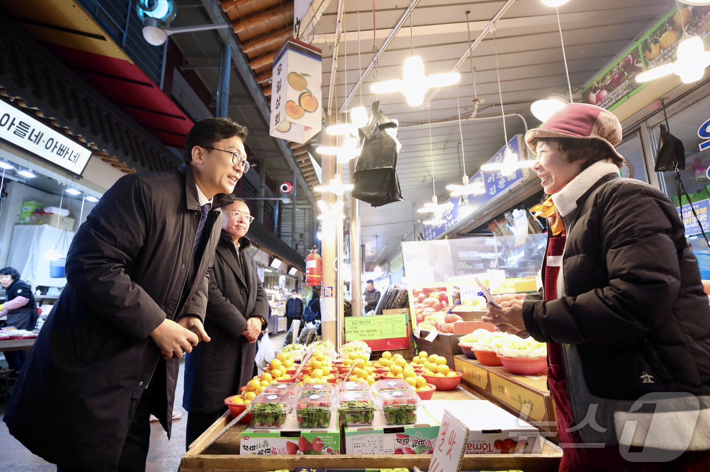 (서울=뉴스1) = 이병권 중소벤처기업부 제2차관이 18일 경기 수원 못골시장을 방문해 점포를 둘러보며 상인과 대화하고 있다. (중소벤처기업부 제공. 재판매 및 DB 금지) 202 …