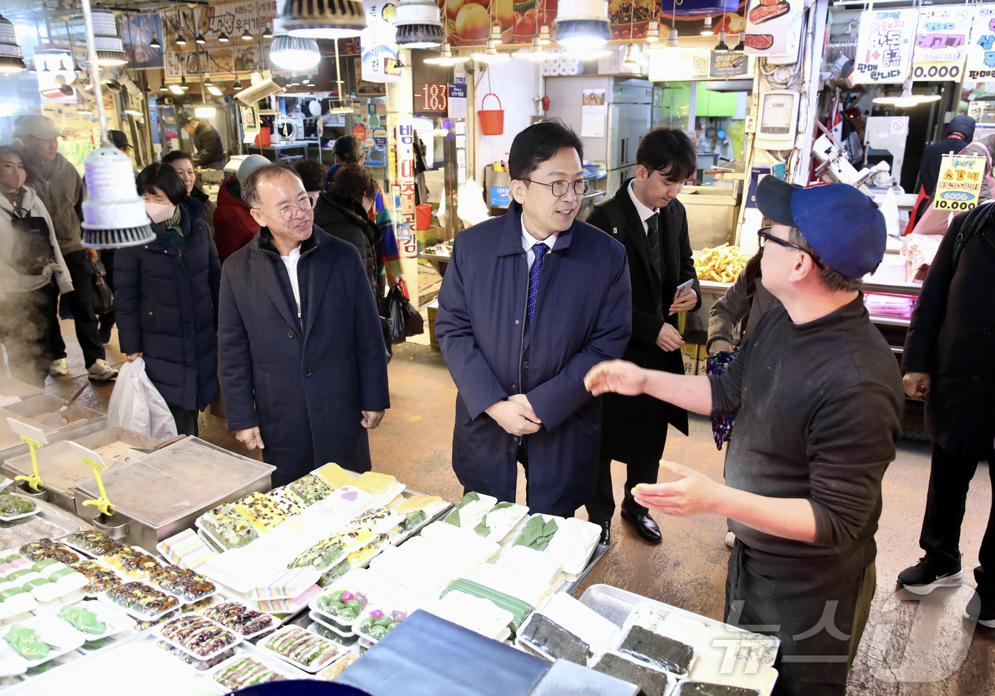 (서울=뉴스1) = 이병권 중소벤처기업부 제2차관이 18일 경기 수원 못골시장을 방문해 점포를 둘러보며 상인과 대화하고 있다. (중소벤처기업부 제공. 재판매 및 DB 금지) 202 …