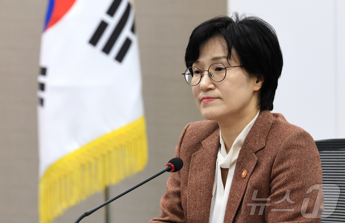 (서울=뉴스1) 임세영 기자 = 원민경 성평등가족부 장관이 18일 서울 종로구 정부서울청사에서 열린 장애인 지원기관 관련 성폭력 방지 대응 관계부처 회의에서 모두발언을 하고 있다. …