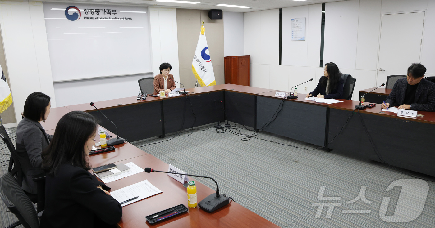 (서울=뉴스1) 임세영 기자 = 원민경 성평등가족부 장관이 18일 서울 종로구 정부서울청사에서 열린 장애인 지원기관 관련 성폭력 방지 대응 관계부처 회의에서 모두발언을 하고 있다. …