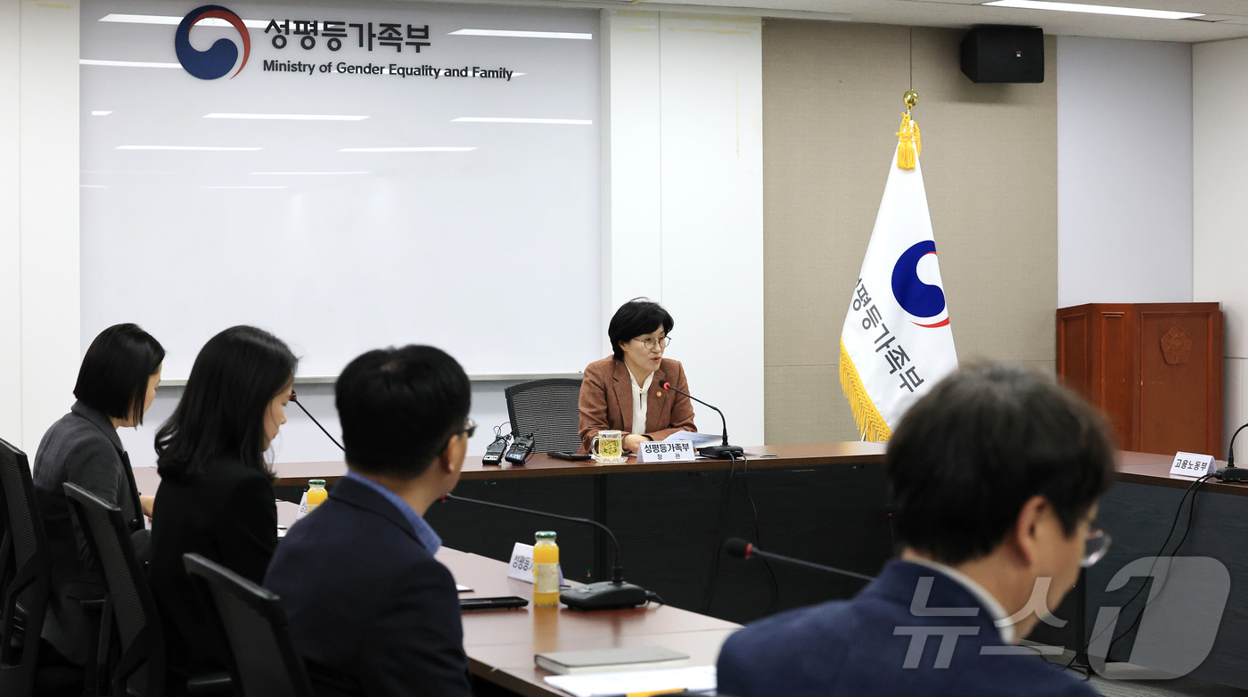 (서울=뉴스1) 임세영 기자 = 원민경 성평등가족부 장관이 18일 서울 종로구 정부서울청사에서 열린 장애인 지원기관 관련 성폭력 방지 대응 관계부처 회의에서 모두발언을 하고 있다. …