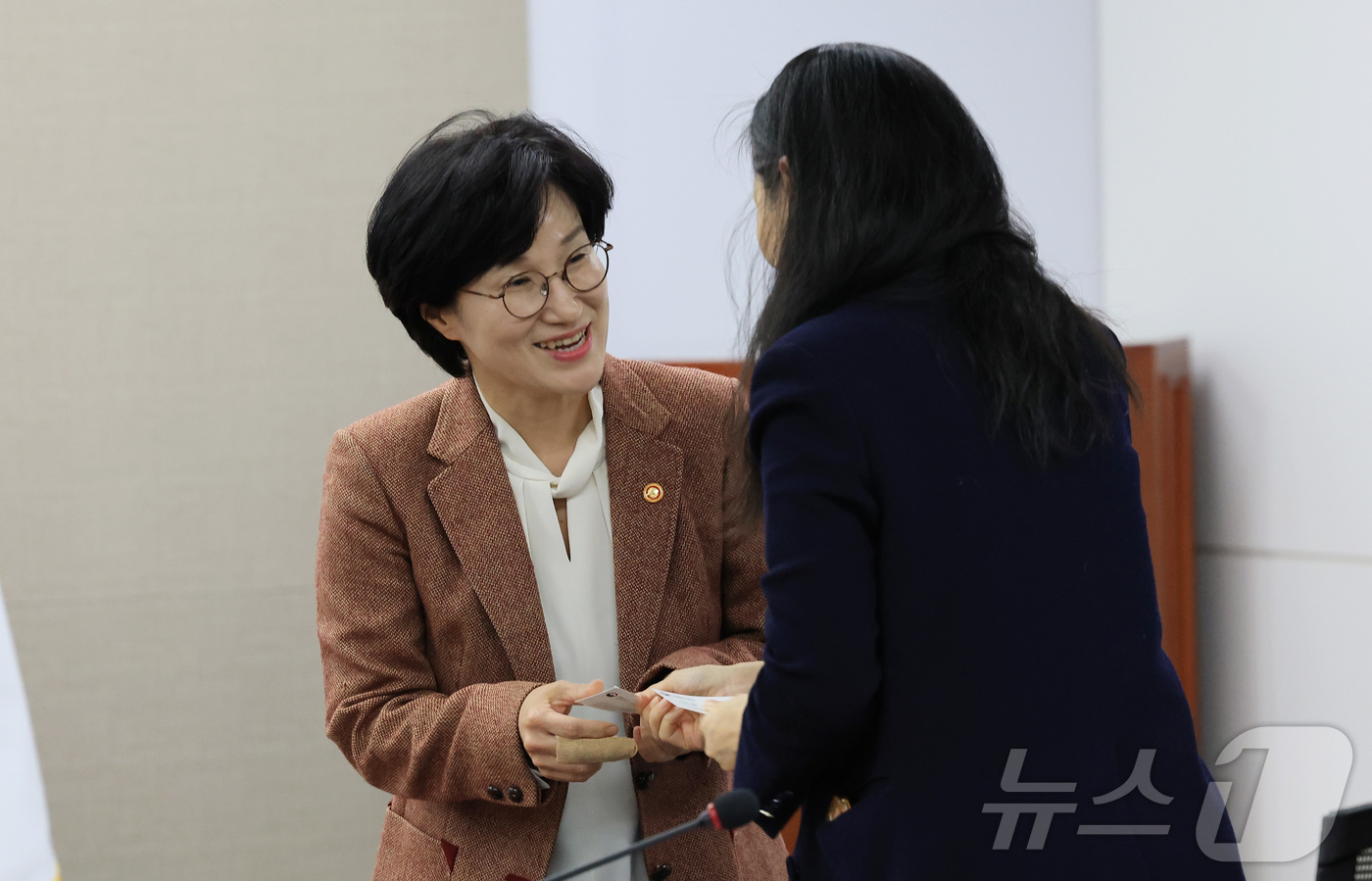 (서울=뉴스1) 임세영 기자 = 원민경 성평등가족부 장관이 18일 서울 종로구 정부서울청사에서 열린 장애인 지원기관 관련 성폭력 방지 대응 관계부처 회의에서 인사를 나누고 있다. …