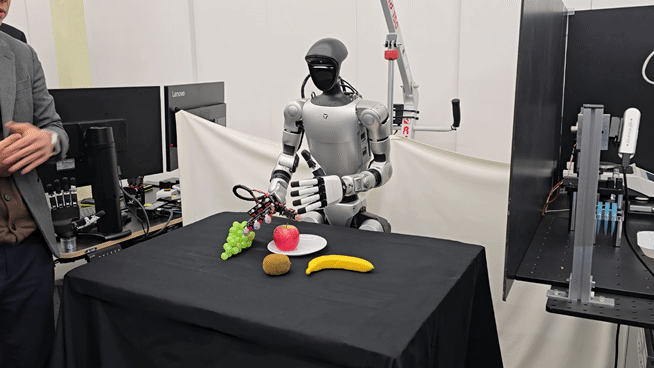 본문 이미지 - 연구진이 자체 개발한 액츄에이터 등이 적용된 로봇핸드로 과일 모형을 집는 모습./뉴스1 ⓒNews1 윤주영 기자