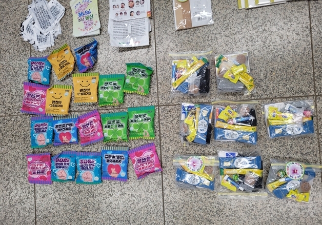 '북한 체제 비판' 전단·USB 살포한 대북단체 대표 등 20명 송치