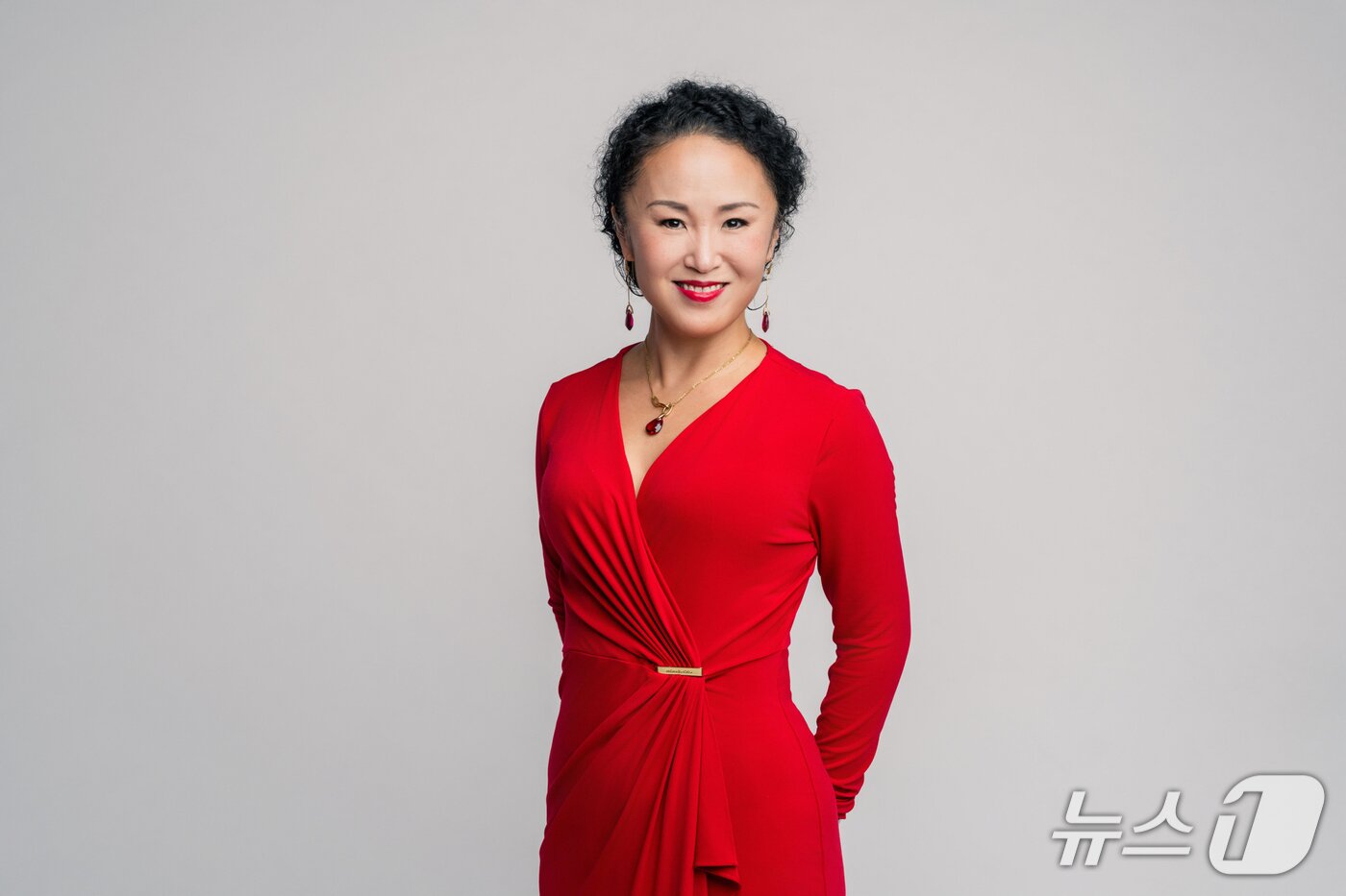 본문 이미지 - &#39;아시아 스페시픽&#39; 진행자 마리코 오이 &#40;제공 BBC&#41;