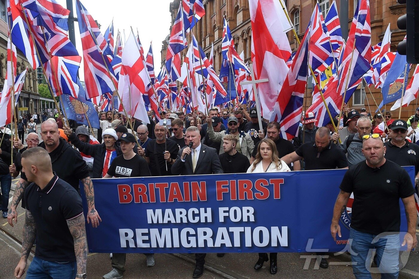 본문 이미지 - 영국 맨체스터에서 열린 반이민 시위. 참가자들이 &#39;&#40;이민자의&#41; 재이주를 위한 행진&#39;이라는 푯말을 들고 있다. 2025.08.02 ⓒ AFP=뉴스1 ⓒ News1 이지예 객원기자