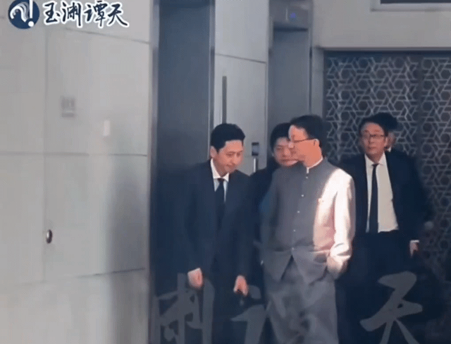 본문 이미지 - 18일 베이징 외교부 청사를 방문한 가나이 마사아키 일본 외무성 아시아대양주 국장&#40;왼쪽&#41;이 류진쑹 중국 외교부 아시아 국장과 면담 후 엘리베이터에서 내려 청사를 빠져 나가는 장면. 중국 관영 매체의 SNS 계정 위위안탄톈이 공개했다. 