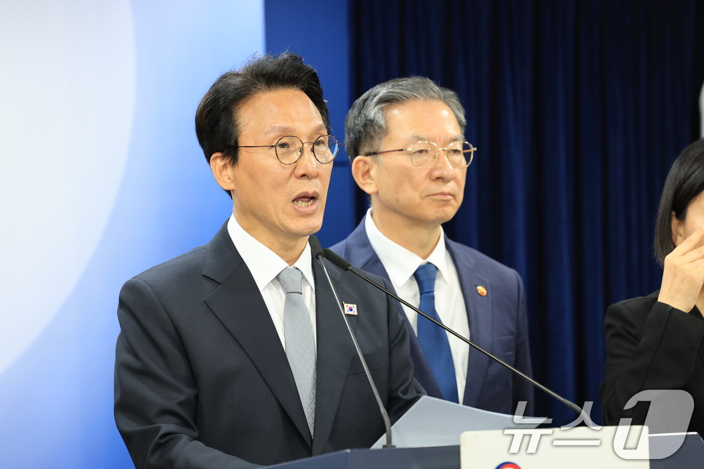 본문 이미지 - 김민석 국무총리와 정성호 법무부 장관이 18일 서울 종로구 정부서울청사에서 론스타 ISDS 취소 신청 관련 긴급 브리핑을 하고 있다. ⓒ News1 임세영 기자