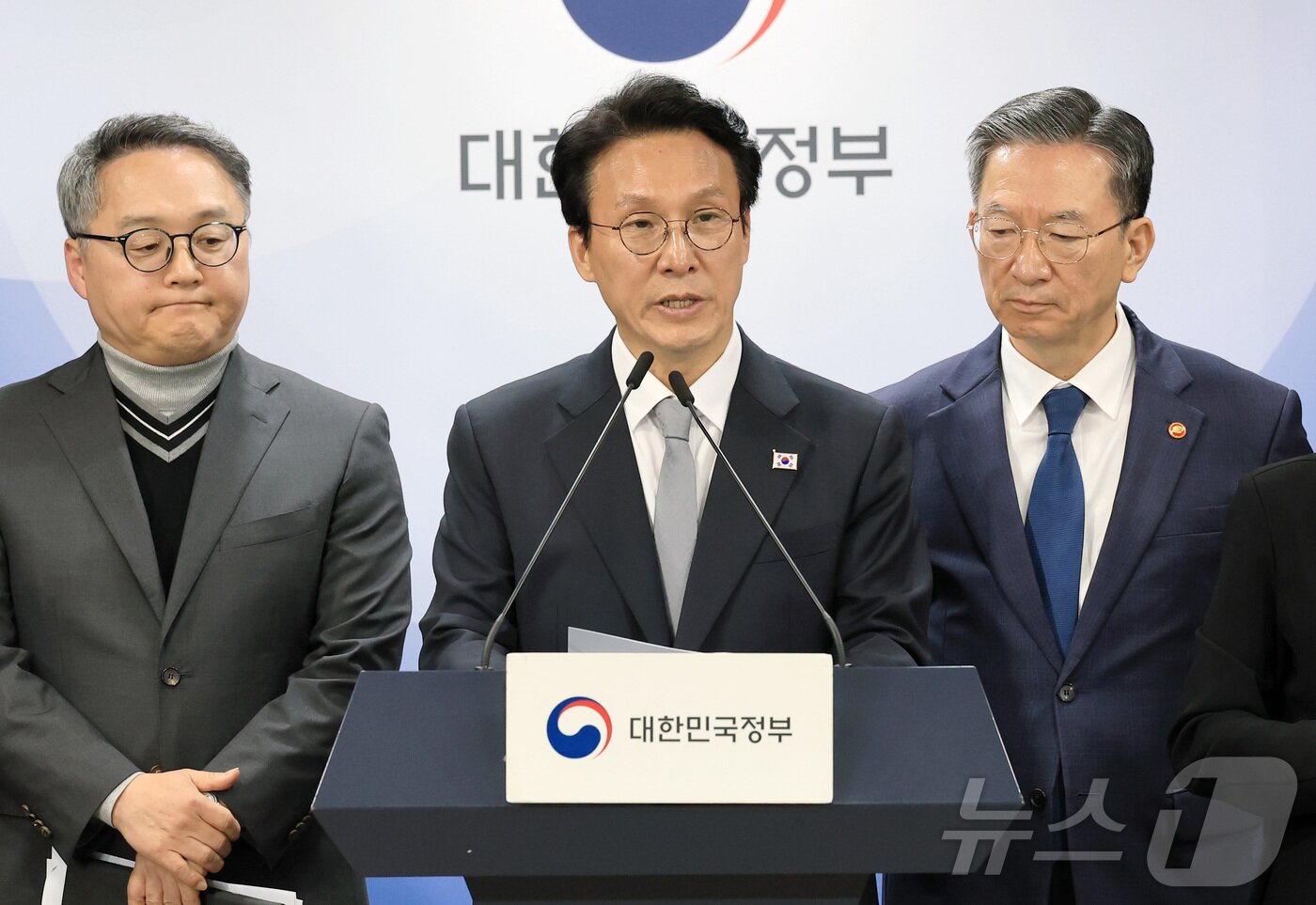 본문 이미지 - 김민석 국무총리와 정성호 법무부 장관이 18일 서울 종로구 정부서울청사에서 론스타 ISDS 취소 신청 관련 긴급 브리핑을 하고 있다. 2025.11.18/뉴스1 ⓒ News1 임세영 기자