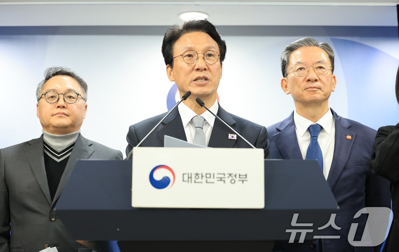 본문 이미지 - 김민석 국무총리와 정성호 법무부 장관이 18일 서울 종로구 정부서울청사에서 론스타 ISDS 취소 신청 결과 관련 긴급 브리핑을 하고 있다. 2025.11.18/뉴스1 ⓒ News1 임세영 기자