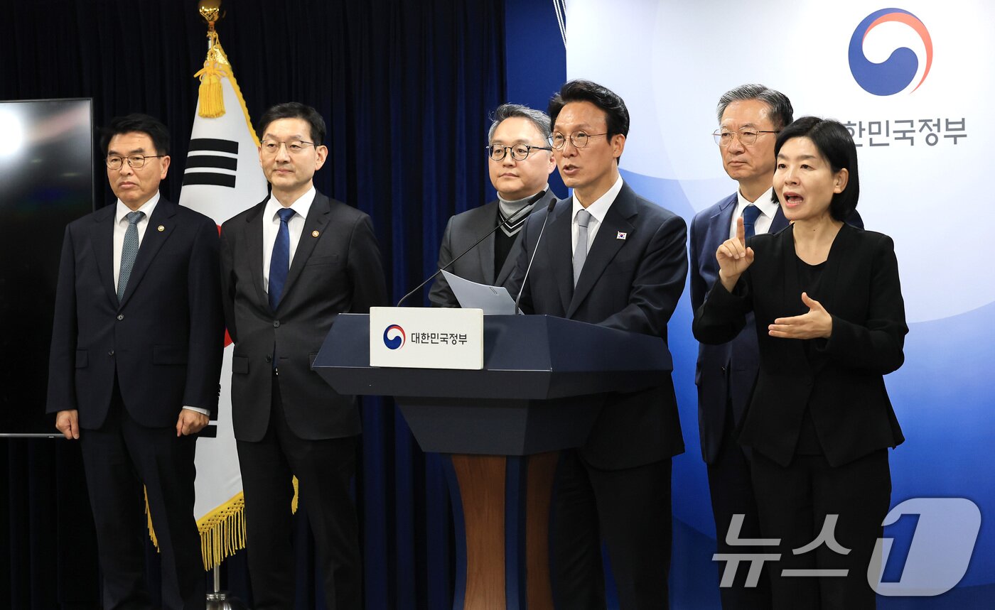 본문 이미지 - 김민석 국무총리와 정성호 법무부 장관이 18일 서울 종로구 정부서울청사에서 론스타 ISDS 취소 신청 결과 관련 긴급 브리핑을 하고 있다. 2025.11.18/뉴스1 ⓒ News1 임세영 기자